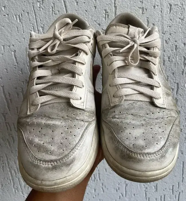 Nike Dunk encardido antes do serviço