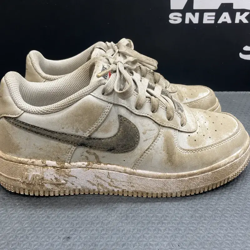 Air Force 1 encardido antes da higienização da Wash Sneakers 21