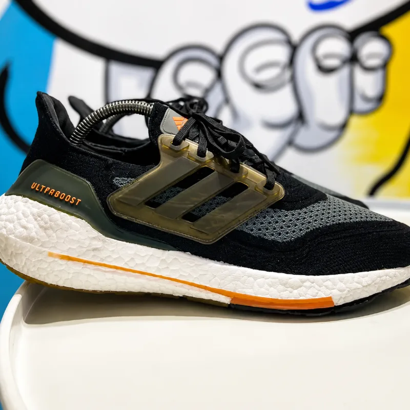 Adidas Ultraboost com entressola branca depois do serviço